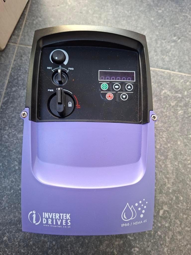 Invertek frequentieregelaar 3fase 2.2 kW, Hobby en Vrije tijd, Ophalen