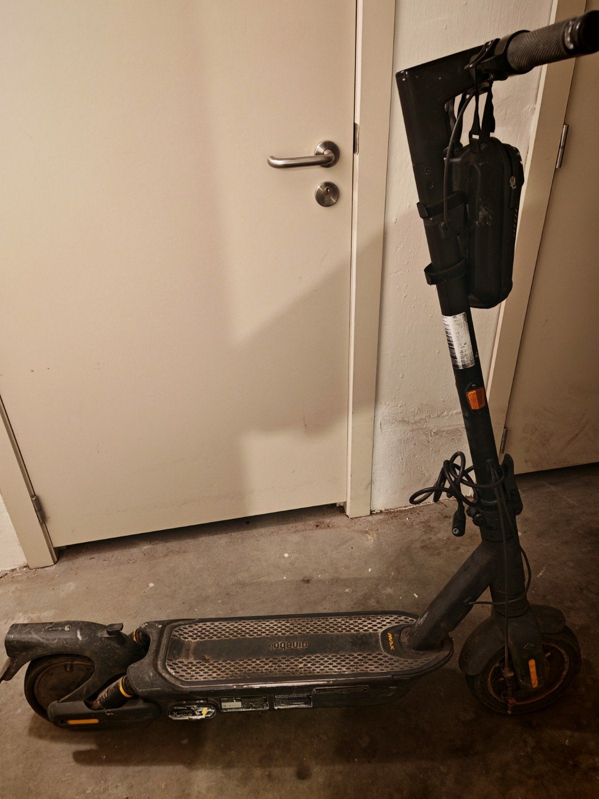 Ninebot g30 max 2 avec un pneu arrière cruvé, Vélos & Vélomoteurs, Trottinettes, Enlèvement ou Envoi