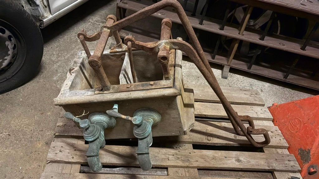 Antieke dubbele waterpomp met houten bak, Tuin en Terras, Ophalen, Gebruikt, Handmatig