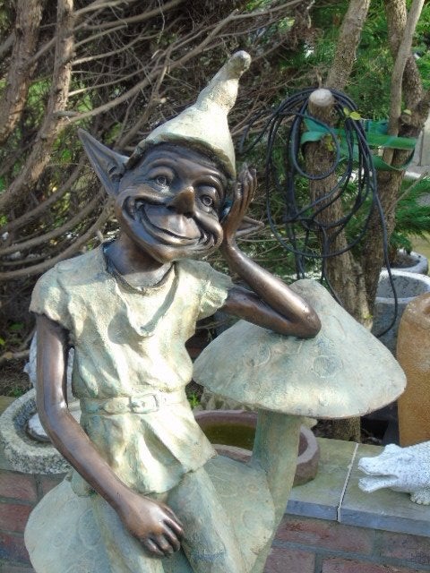 Bronzen trollenimp zittend op 2 gigantische paddenstoelen, Tuin en Terras, Ophalen, Nieuw