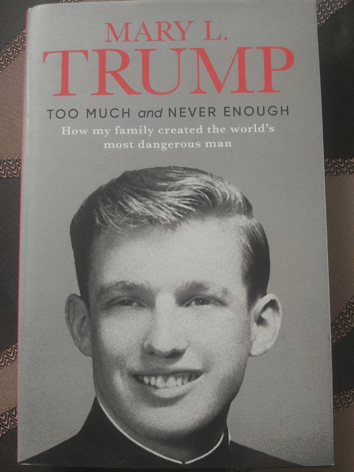 Trump too much and never enough, Ophalen of Verzenden, Zo goed als nieuw, Mary L.