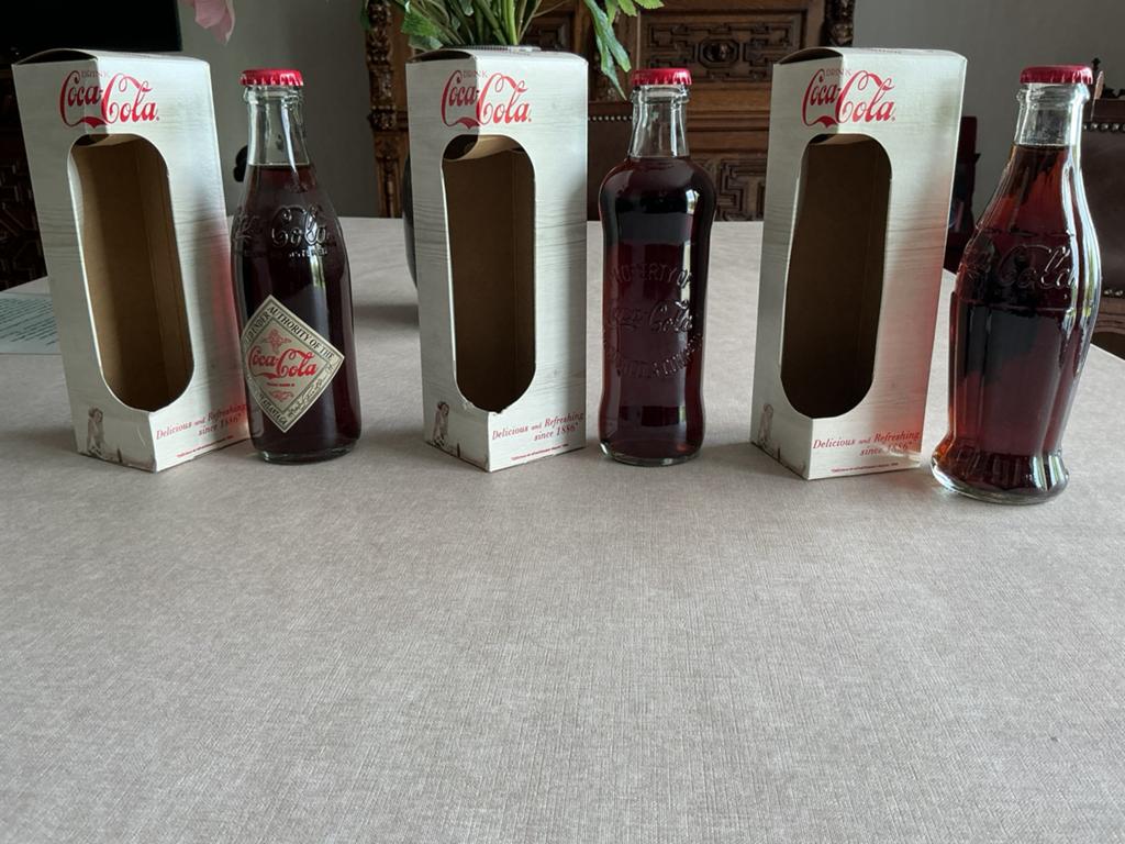 Oude cola flesjes in doosje, Verzamelen, Ophalen, Zo goed als nieuw, Verpakking