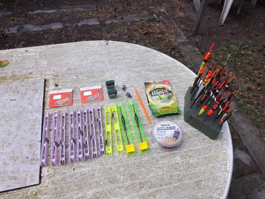 50 dobbers + tuigen + lijnen + draad + lood + onderlijnen, Ophalen of Verzenden, Nieuw, Dobber of Lood