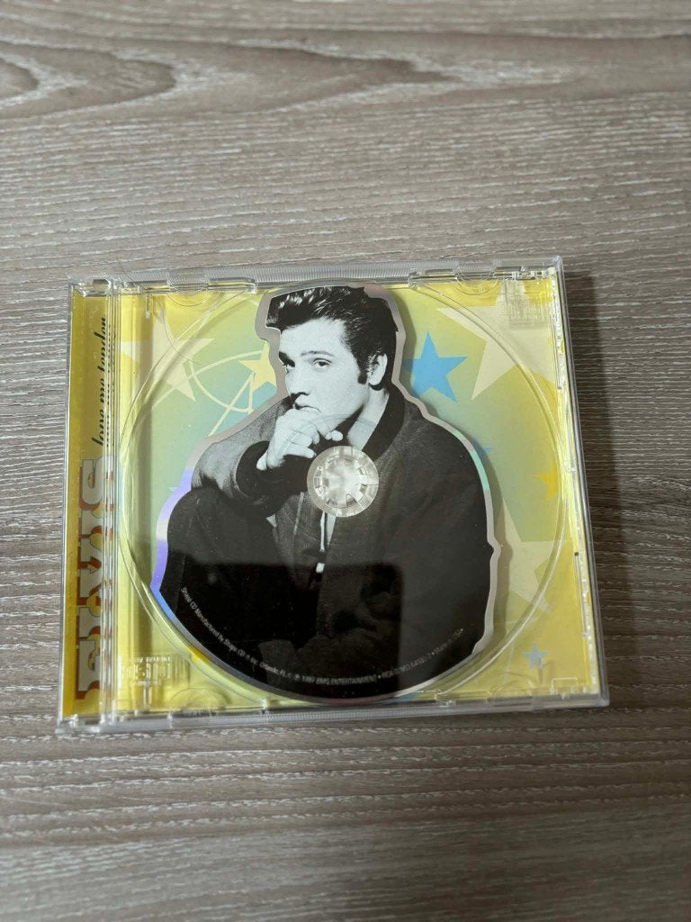 Elvis shape cd, love me tender, Mag weg voor slechts 3 euro., Ophalen of Verzenden, Zo goed als nieuw, Rock-'n-roll