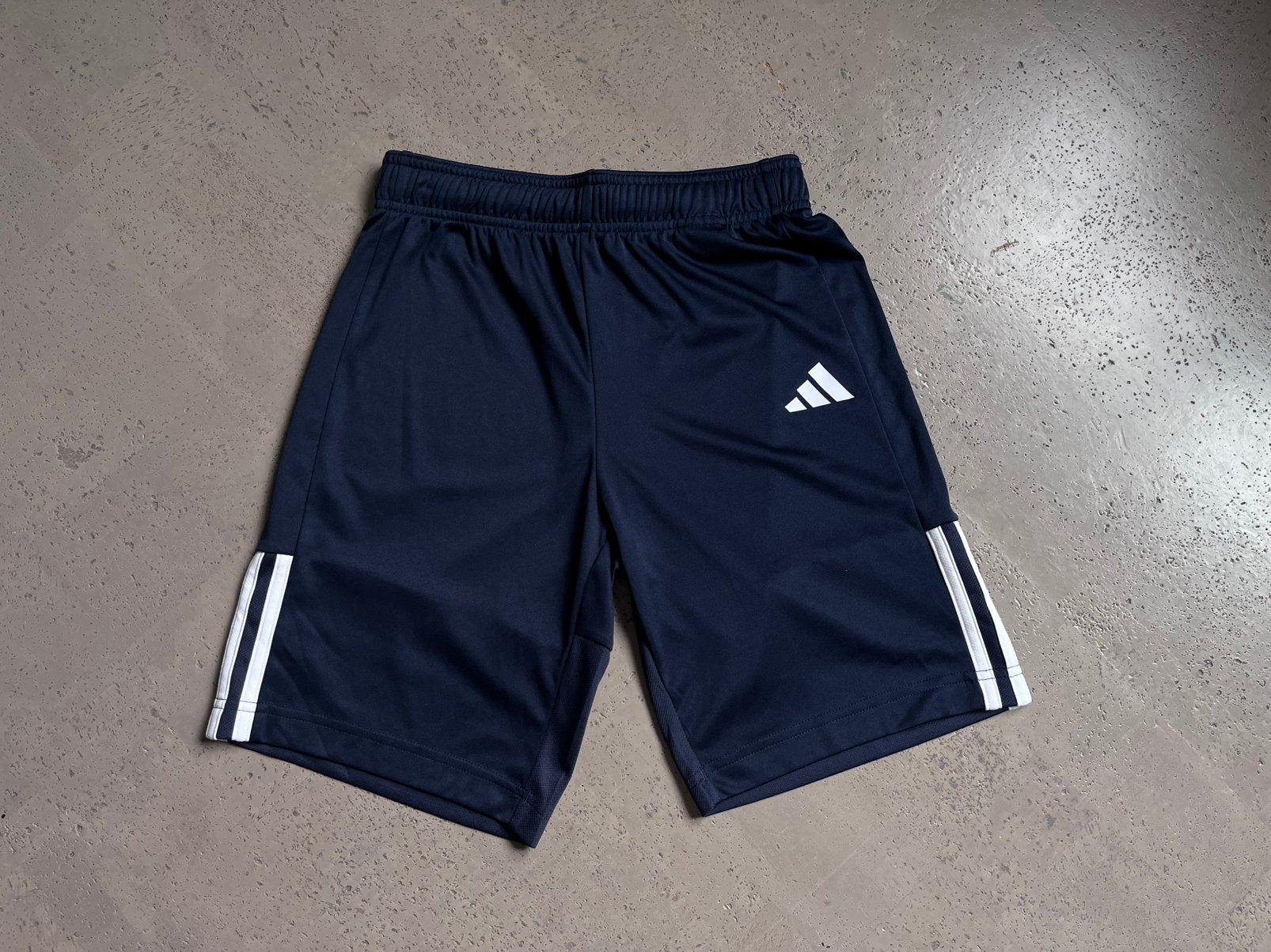 Donkerblauwe short Adidas maat 11-12 jaar, Ophalen of Verzenden, Zo goed als nieuw, Jongen of Meisje, Sport- of Zwemkleding