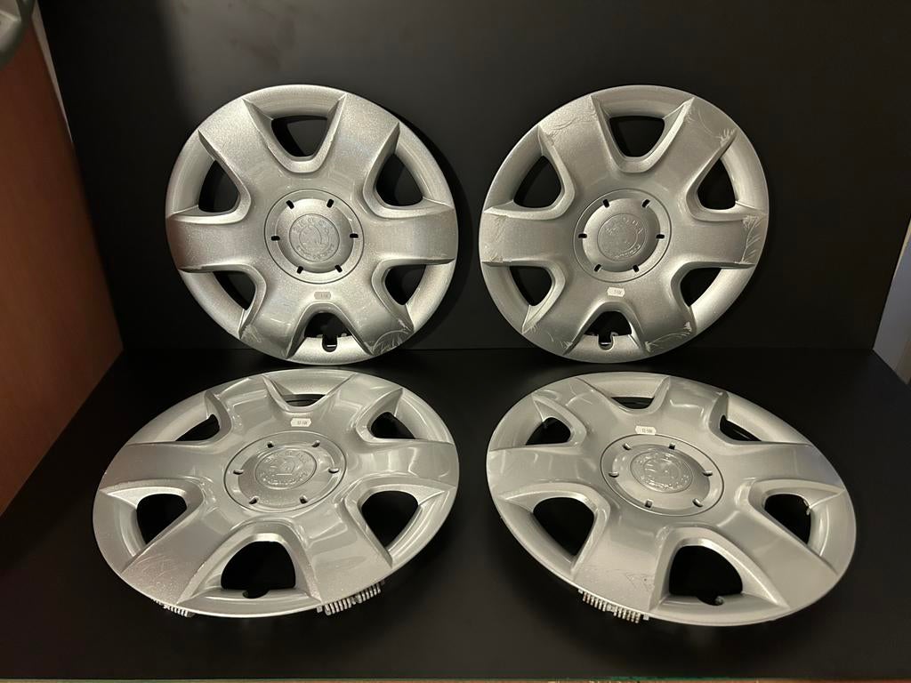 4 Skoda Fabia Roomster Scala Octavia 15" wieldop, Auto diversen, Wieldoppen, Ophalen of Verzenden, Gebruikt