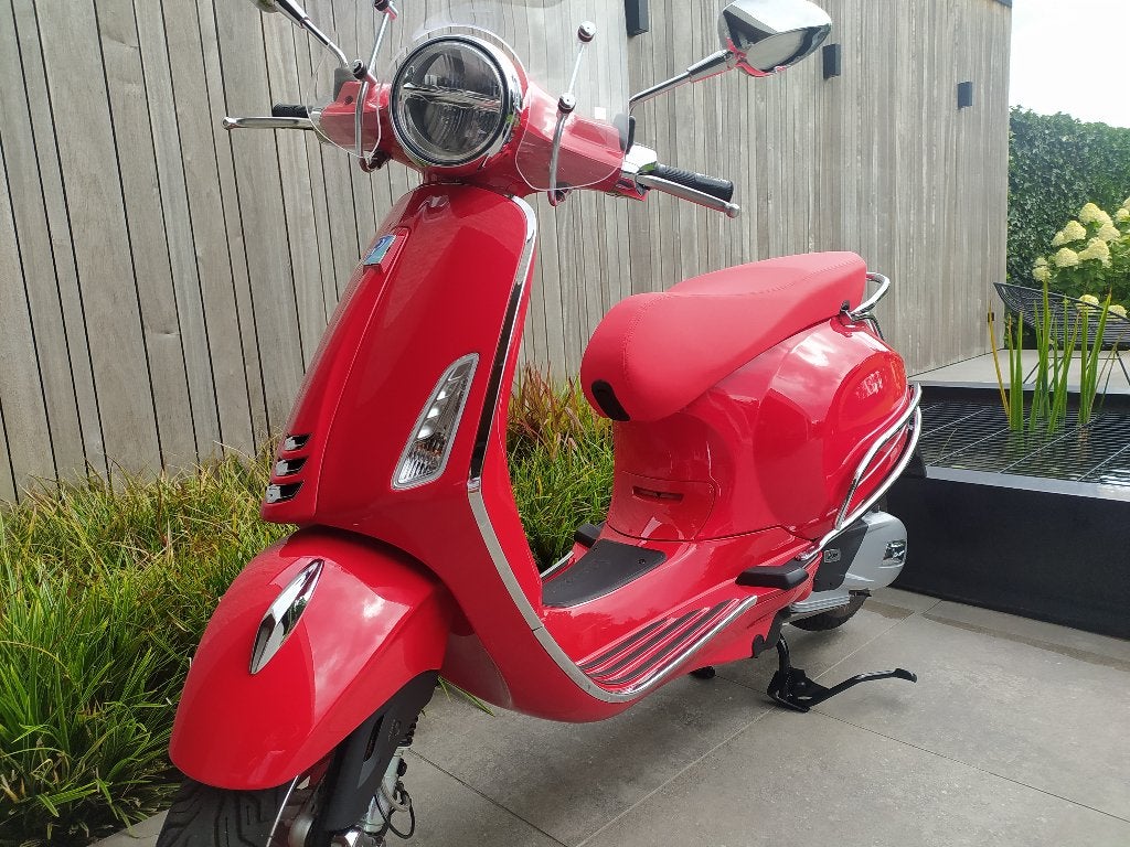 Zadel en uitlaat Vespa primavera 125 RED, Ophalen, Nieuw
