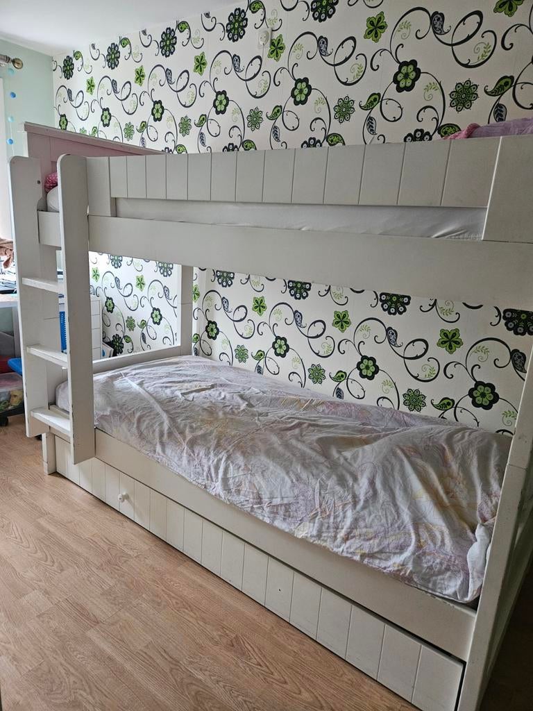 Wit stapelbed met uitschuifbed voor 3 personen., Kinderen en Baby's, Kinderkamer | Stapelbedden en Hoogslapers, Ophalen, Stapelbed