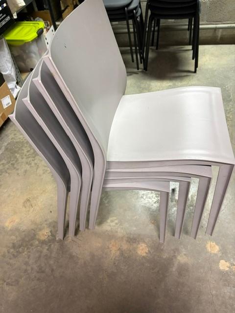 Stoelen 4 stuks kunststof stapelbaar, Huis en Inrichting, Stoelen, Ophalen, Kunststof, Gebruikt, Vier