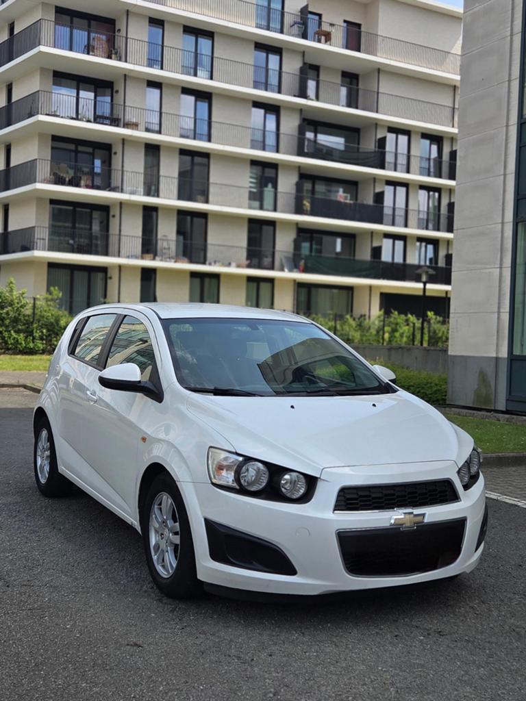 Chevrolet Aveo 1.2 Benzine Parelwit kleur, Auto's, Chevrolet, Euro 5, Stof, Wit, 5 deurs