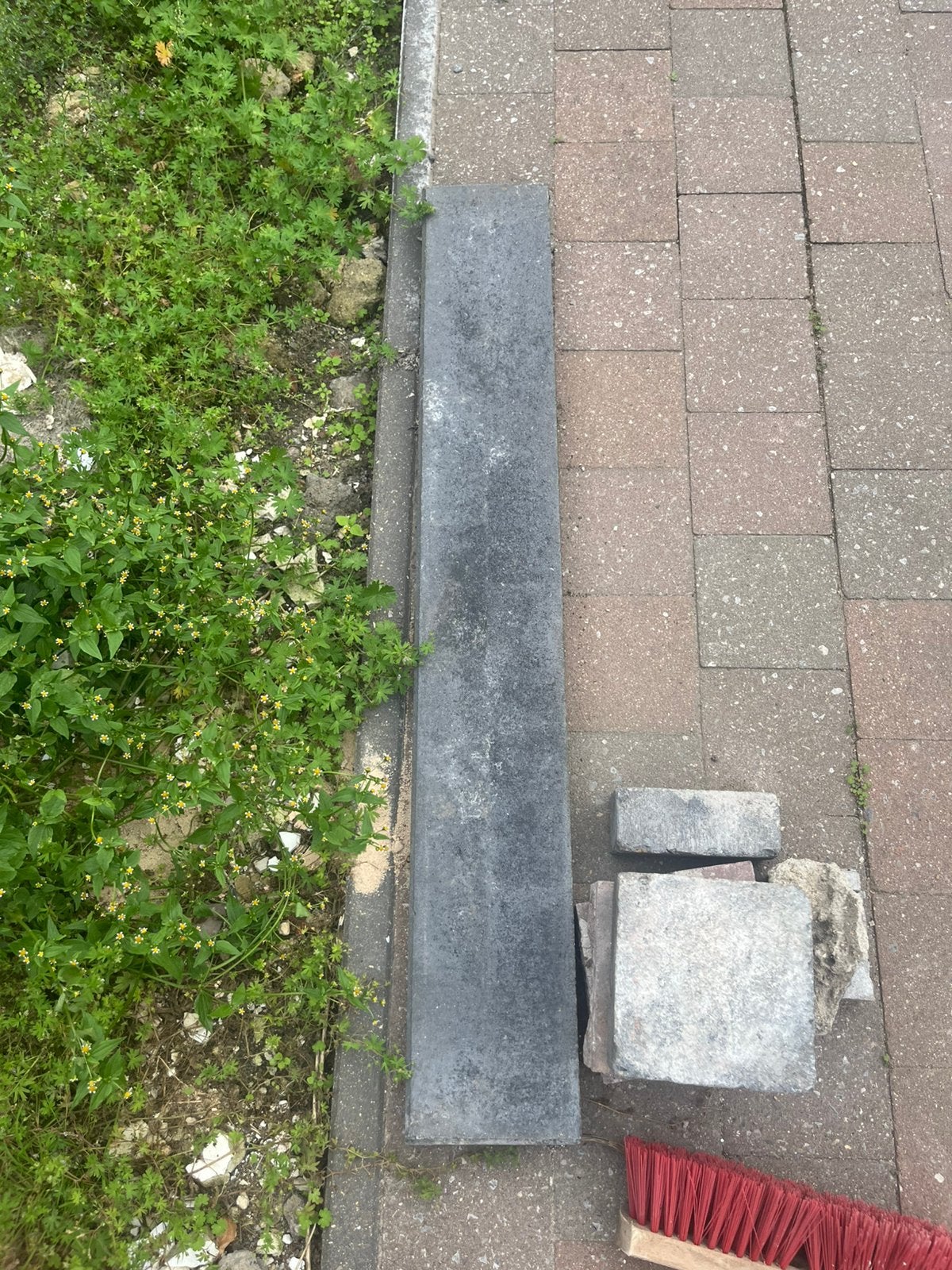 1 beton paal plus 5x boordsteen, Ophalen