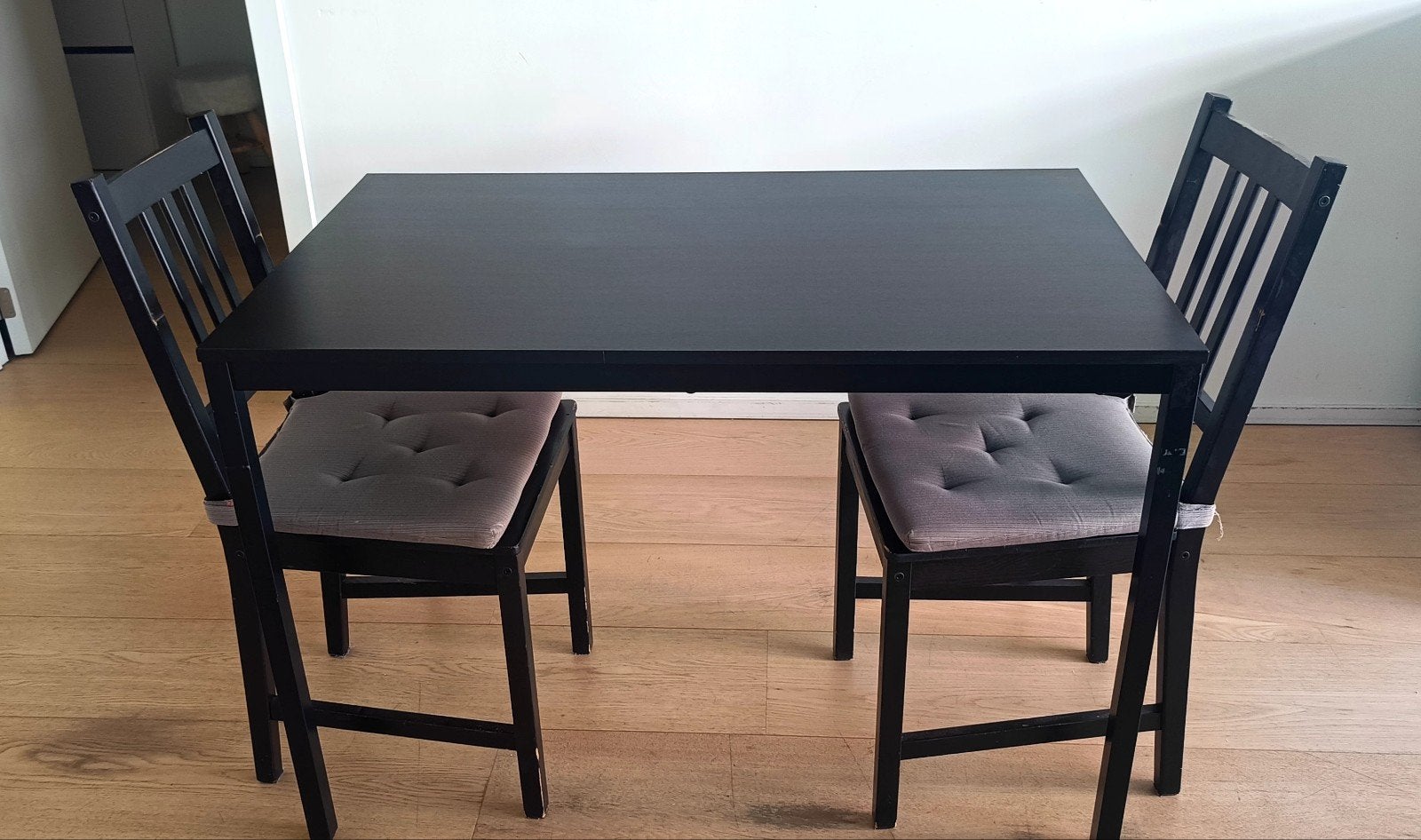 Zwarte eettafel + 2 stoelen, Huis en Inrichting, Complete eetkamers, Ophalen