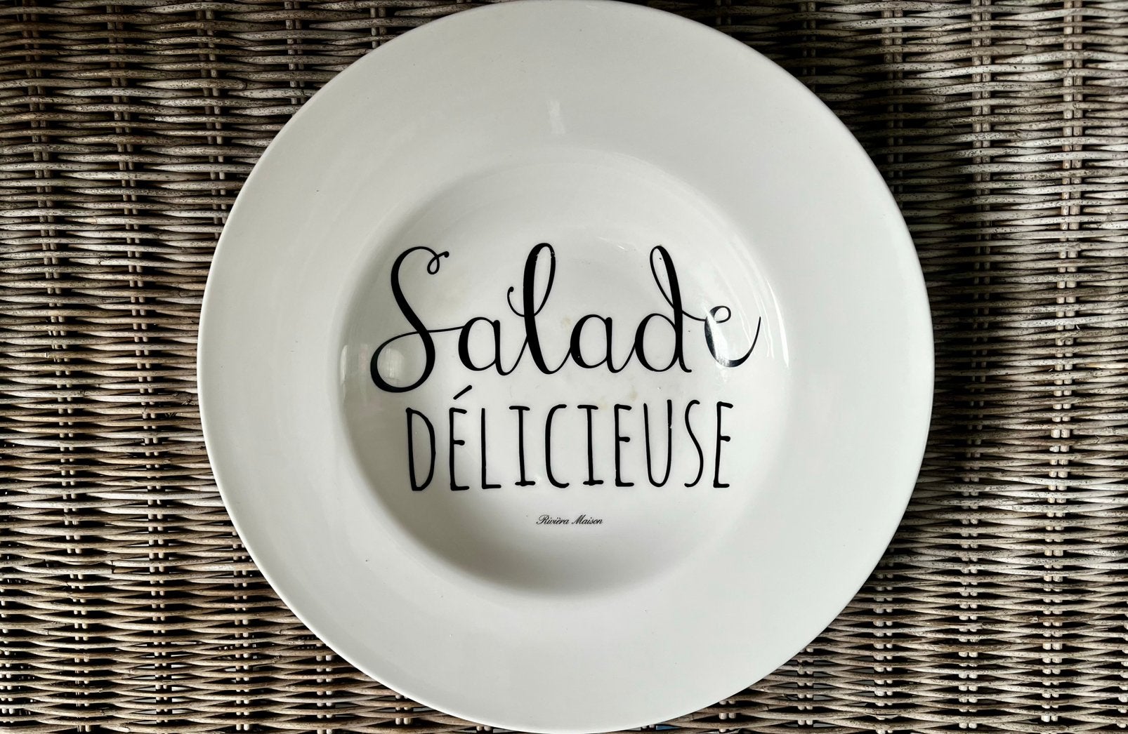 Salade Délicieuse plate bord saladebord Rivièra Maison, Huis en Inrichting, Overige merken, Keramiek, Ophalen of Verzenden, Zo goed als nieuw