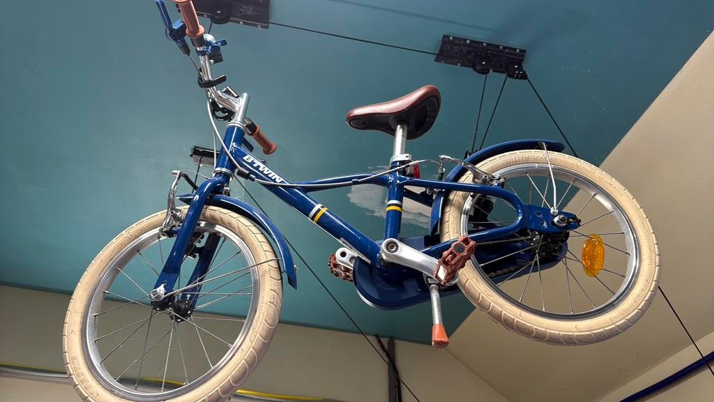 Kinderfiets blauw. Haast niet gebruikt. Zeer goede staat, Fietsen en Brommers, Ophalen, Zo goed als nieuw