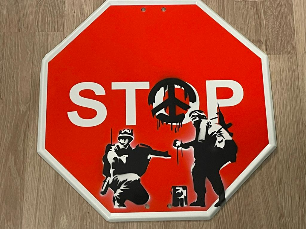 Banksy - CND Soldiers - Verkeersbord, Antiek en Kunst, Verzenden