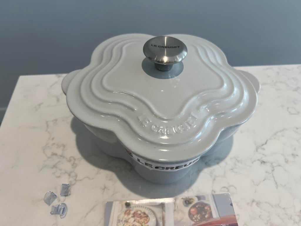 Nieuwe Le Creuset bloempan 20 cm Vapeur, Huis en Inrichting, Gietijzer, Nieuw, Ophalen of Verzenden, Keramische plaat