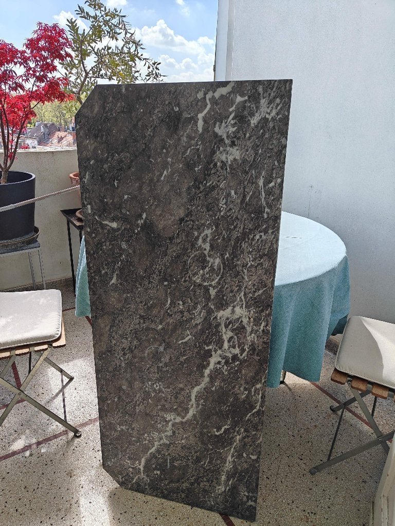 Plateau en marbre veiné gris et blanc, Enlèvement