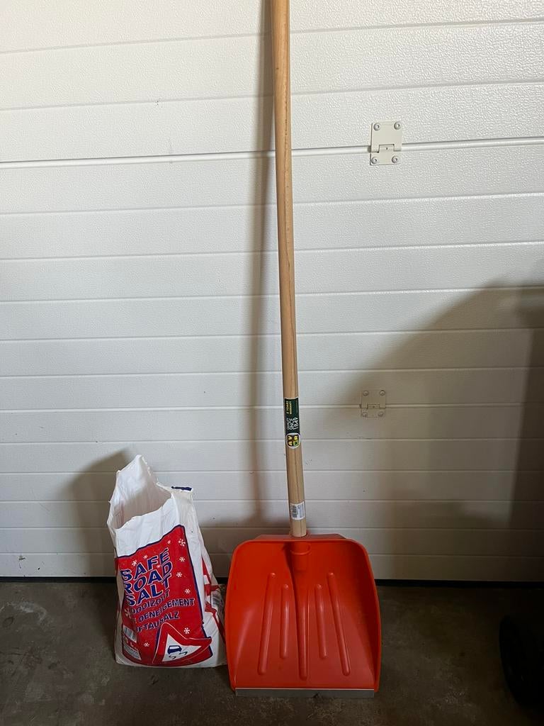 Lot pelle de denneigementAVR Tools +13kg sel denneigement, Jardin & Terrasse, Outils à main, Enlèvement, Utilisé, Pelle