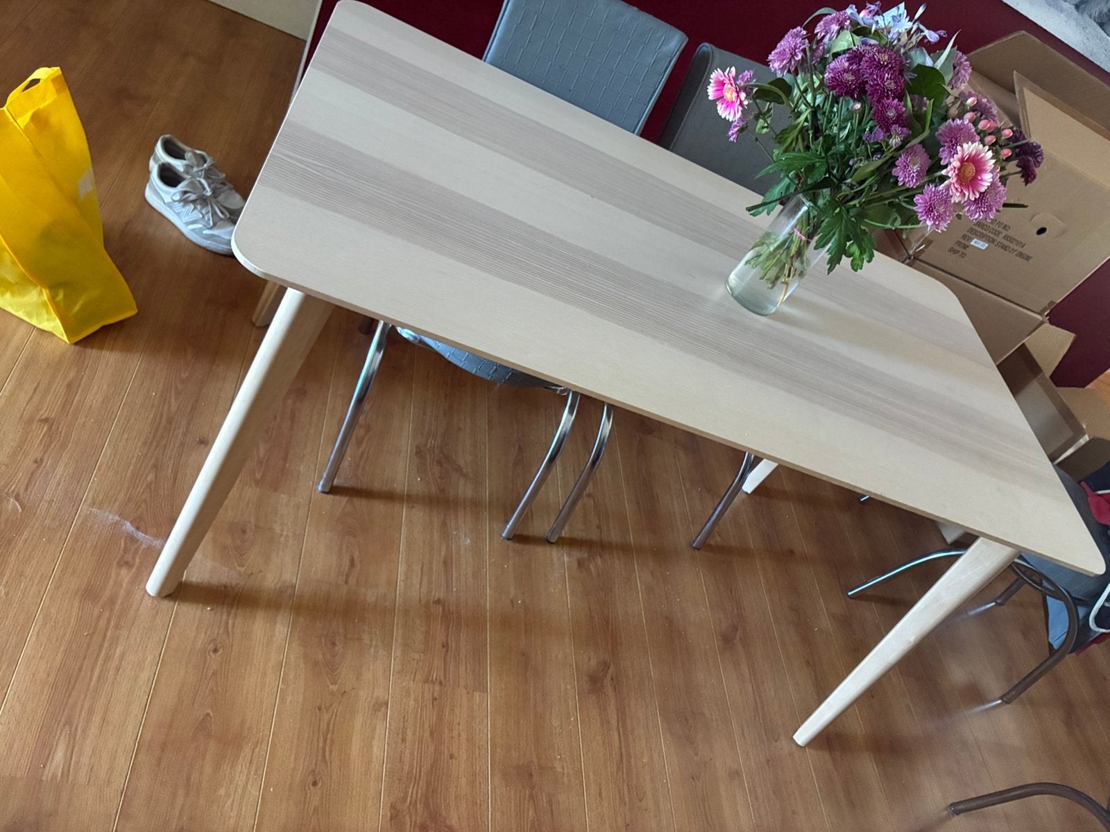 Wevelgem: Tafel geen jaar oud. weg wegens verhuis, Huis en Inrichting, Ophalen, Zo goed als nieuw