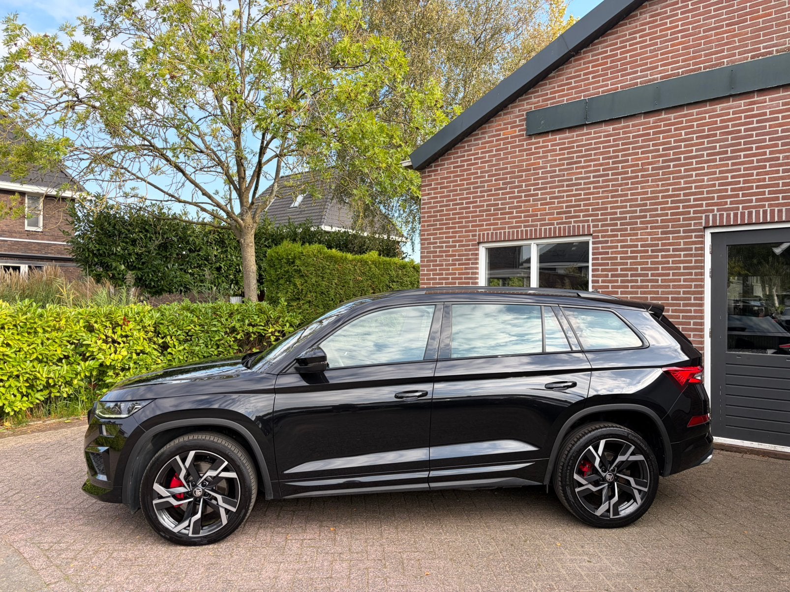 Kodiaq RS 245pk 4x4 acc, 360 cam, soundbooster., Auto's, Automaat, 4 cilinders, Leder en Stof, Zwart
