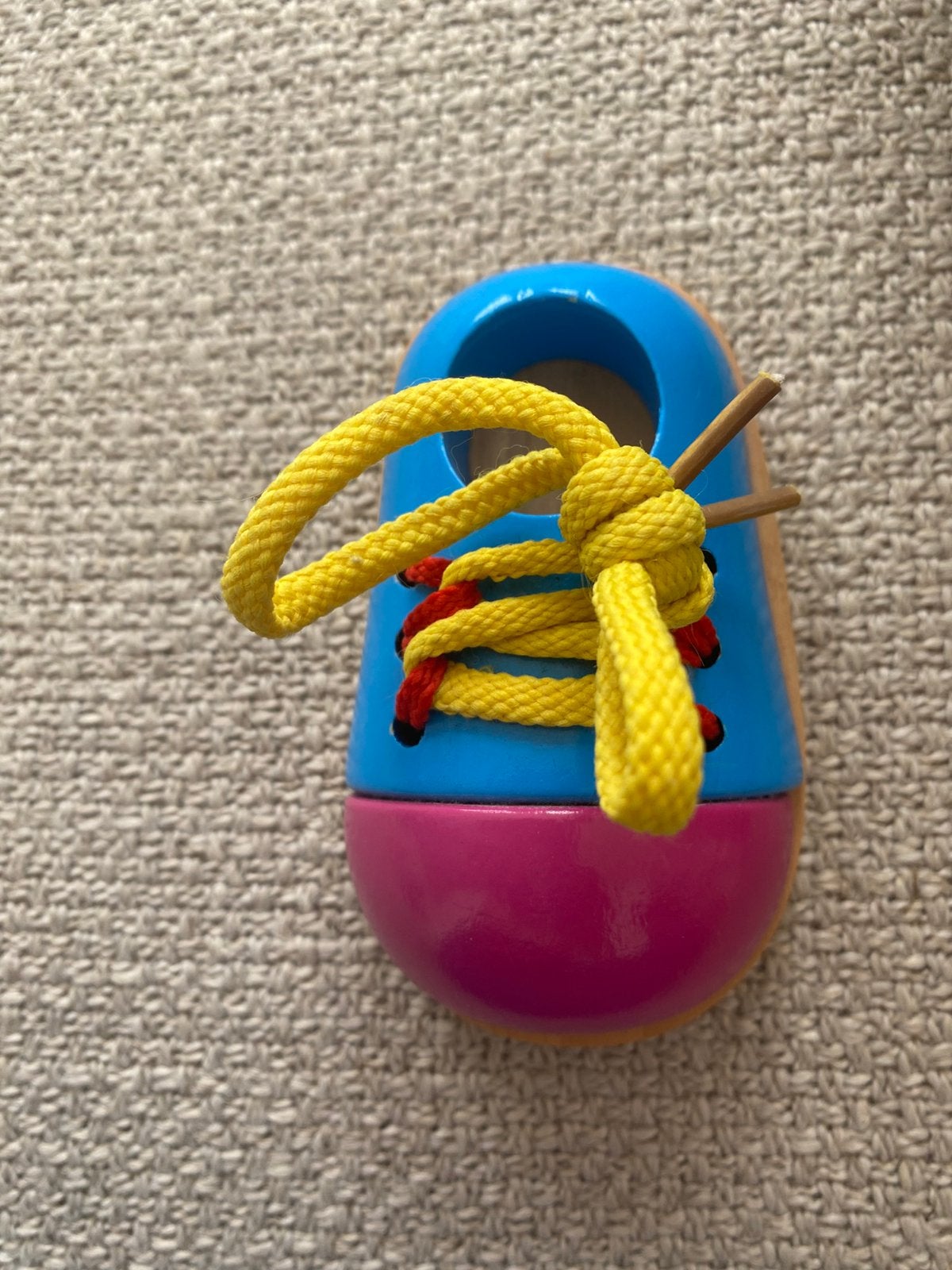 Leer veters knopennmet dit schoentje uit hout, Kinderen en Baby's, Ophalen of Verzenden, Zo goed als nieuw