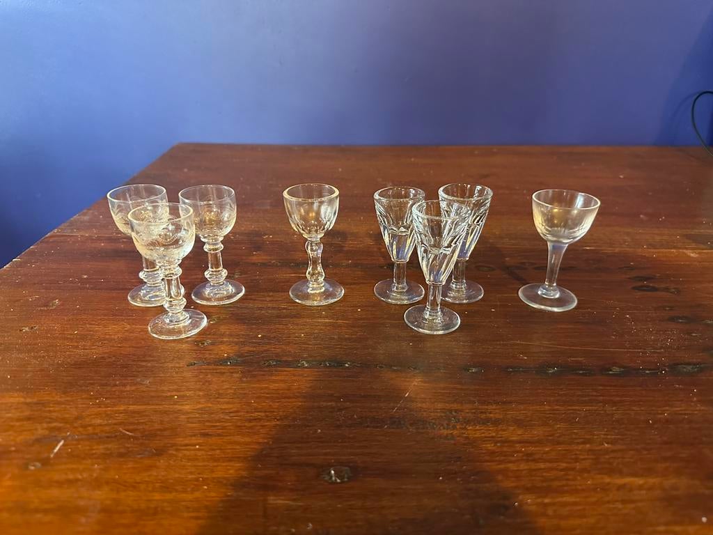 8 petits verres à goutte très anciens, Ophalen of Verzenden, Gebruikt