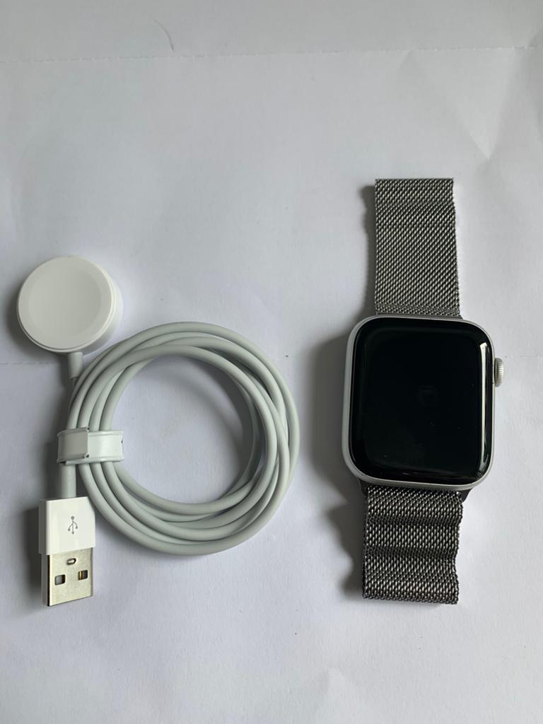 Apple Watch 4 zilver met lader, Étanche, IOS, Comme neuf, Enlèvement
