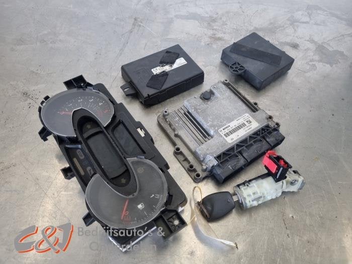 Kontaktslot + computer van een Renault Trafic, Gebruikt, -, Renault, -