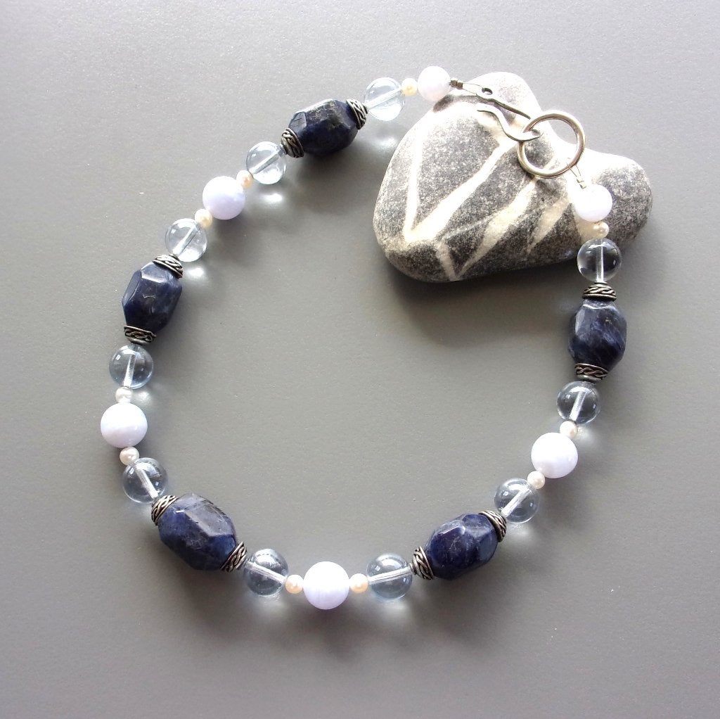 Lumineux collier bleu en lapis lazuli, agates et quartz, Neuf, Pierre ou Minéral, Enlèvement ou Envoi, Avec pierre précieuse