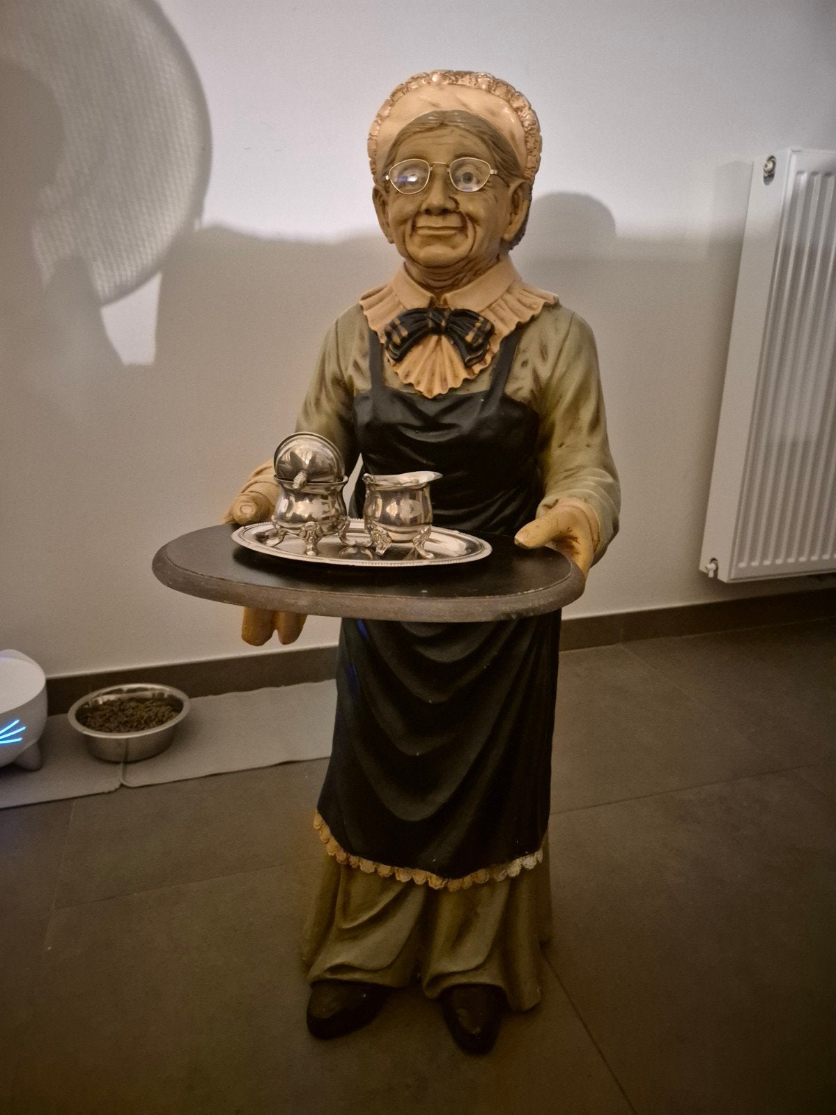 Standbeeld oude dame met dienblad, Huis en Inrichting, Woonaccessoires | Boeddhabeelden, Ophalen, Zo goed als nieuw, Steen/keramiek