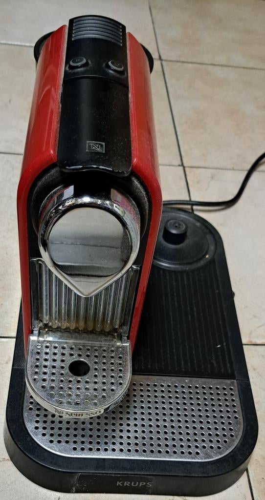 Nespresso Krups rood, Elektronische apparatuur, Gebruikt, Espresso apparaat, Ophalen of Verzenden, 4 tot 10 kopjes