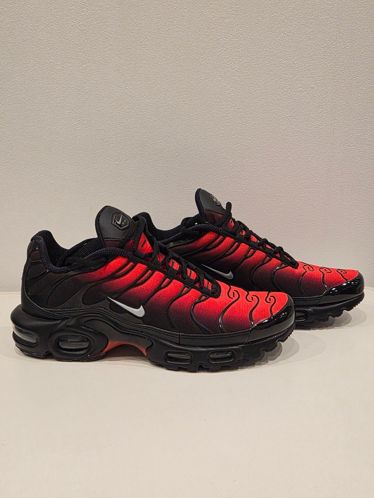 Nike Air Max Plus TN Deadpool, Ophalen of Verzenden, Zo goed als nieuw, Schoenen