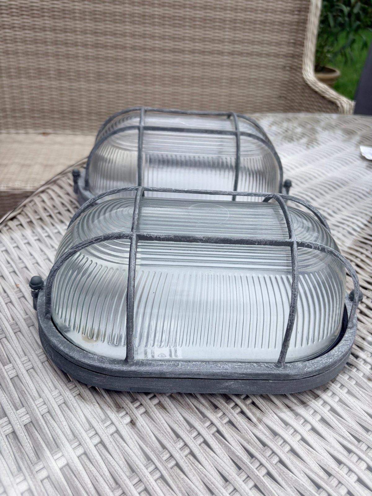 2x muurverlichting, Ophalen