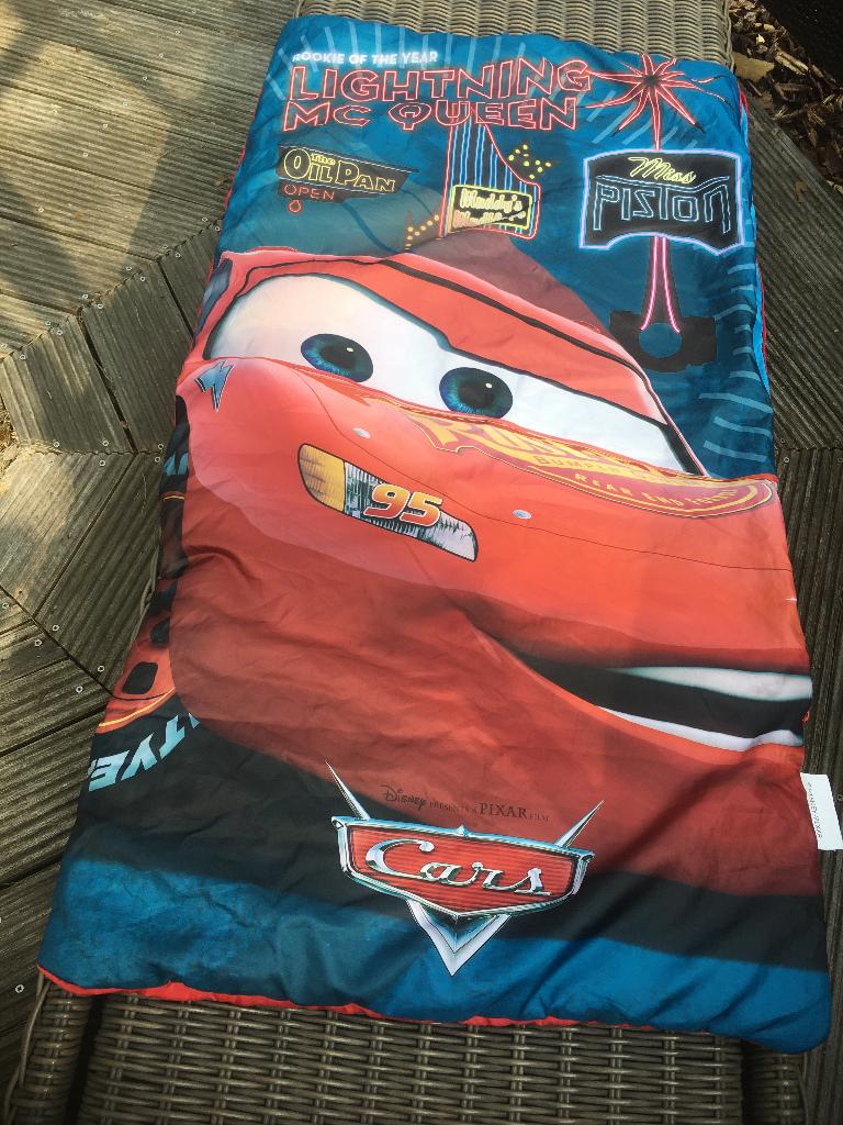 SLAAPZAK PIXAR CARS 120 CM X 65 CM ZO GOED ALS NIEUW, Caravans en Kamperen, Slaapzakken, Ophalen of Verzenden, Zo goed als nieuw