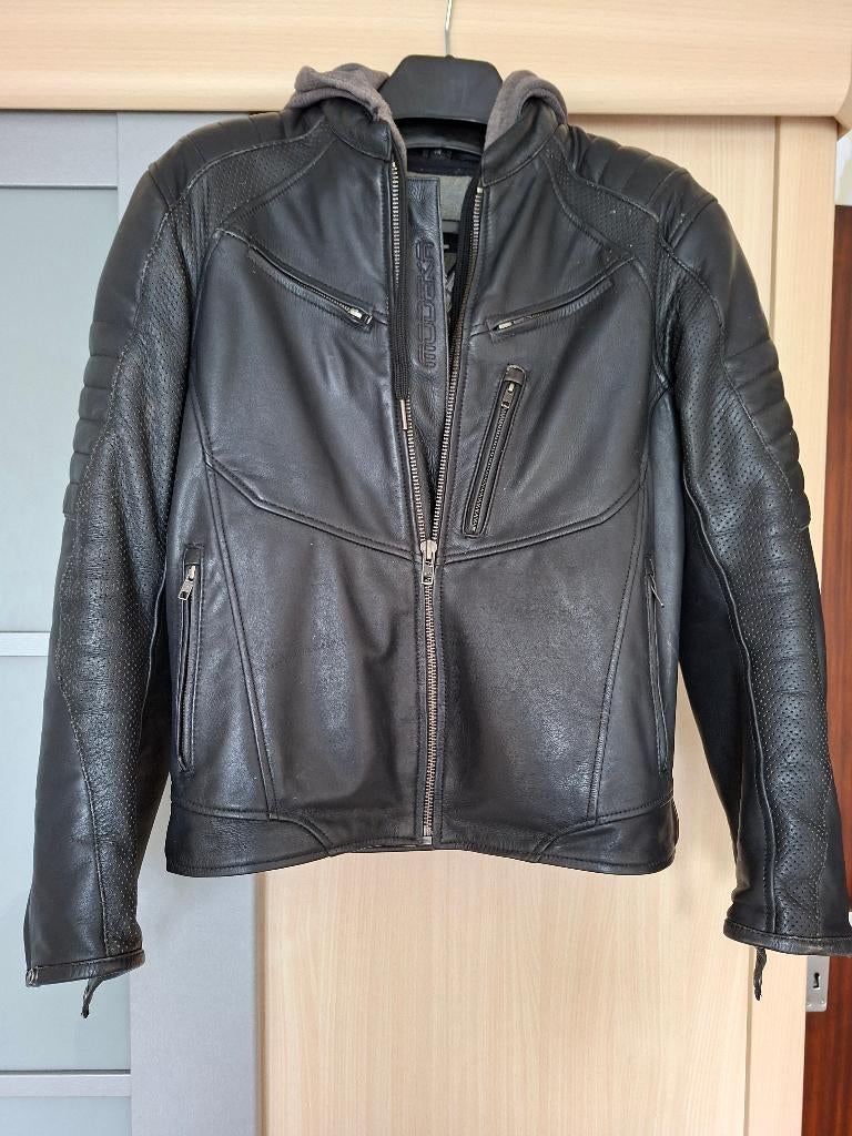 Lederen motorvest, Enlèvement