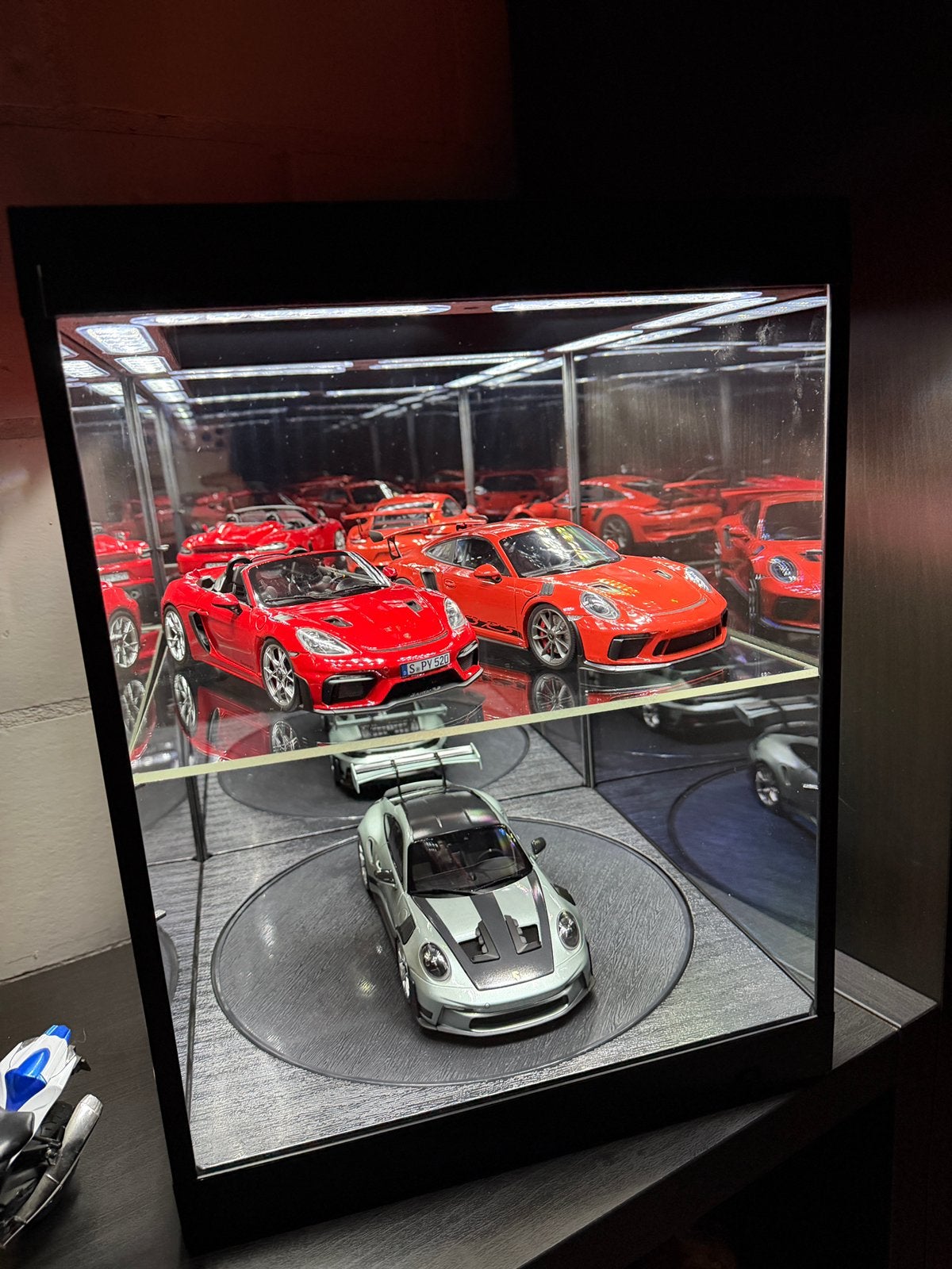 1/18 roterende display met spiegel en led, Ophalen of Verzenden, Zo goed als nieuw