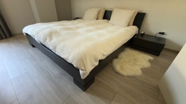 Bed met bijpassende nachtkastjes te koop, Brun, Enlèvement, Utilisé, 180 cm