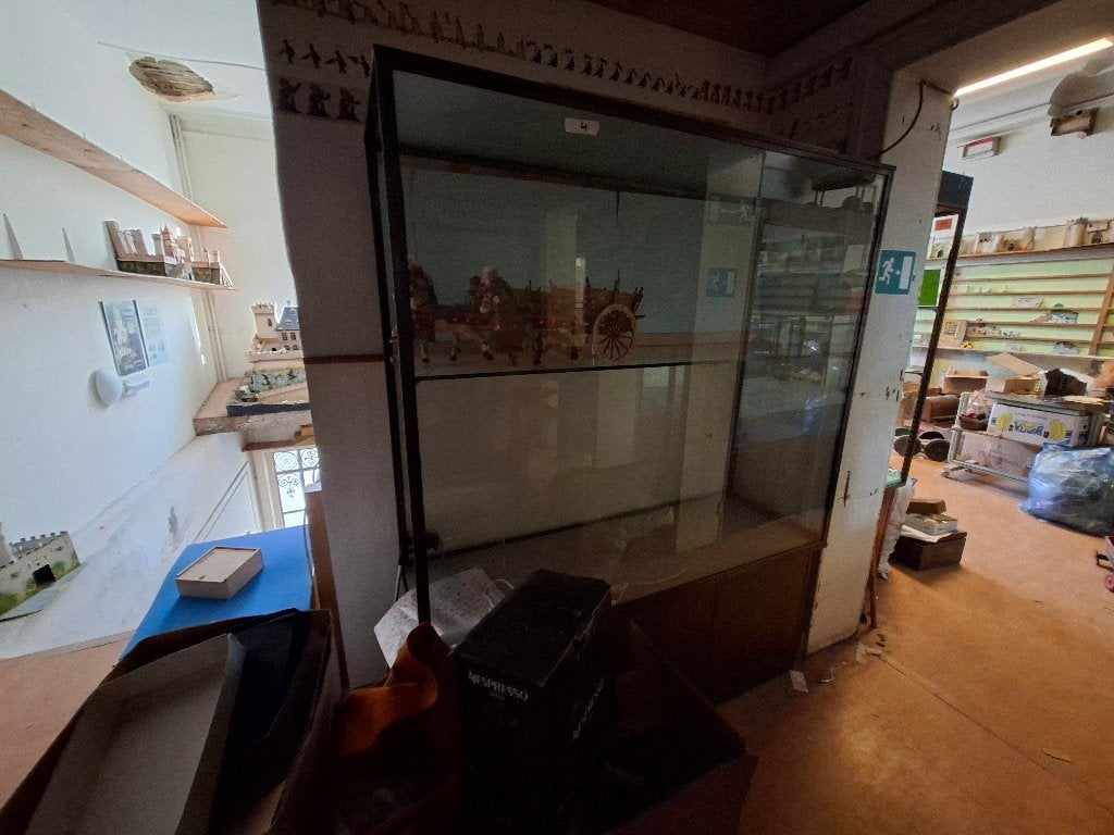 Vitrinekast van messing en glas met onderstel, Ophalen