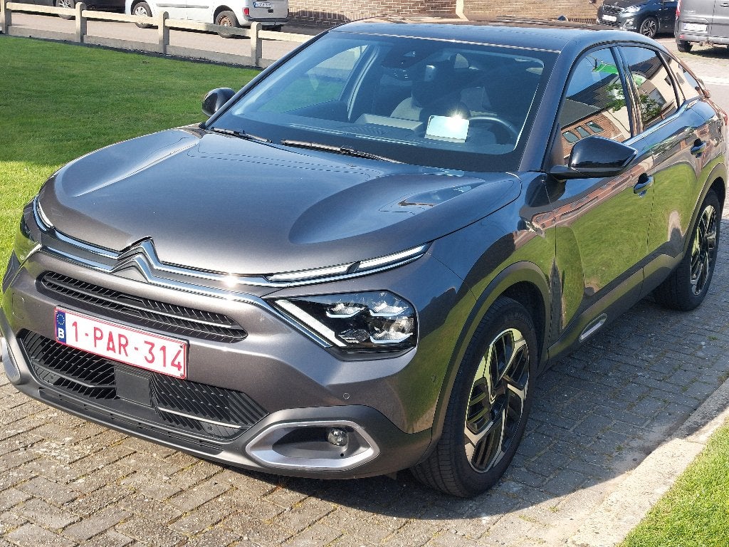 Citroën C4 - 2 jaar oud, Auto's, Automaat, Dealer onderhouden, 1199 cc, Leder en Stof
