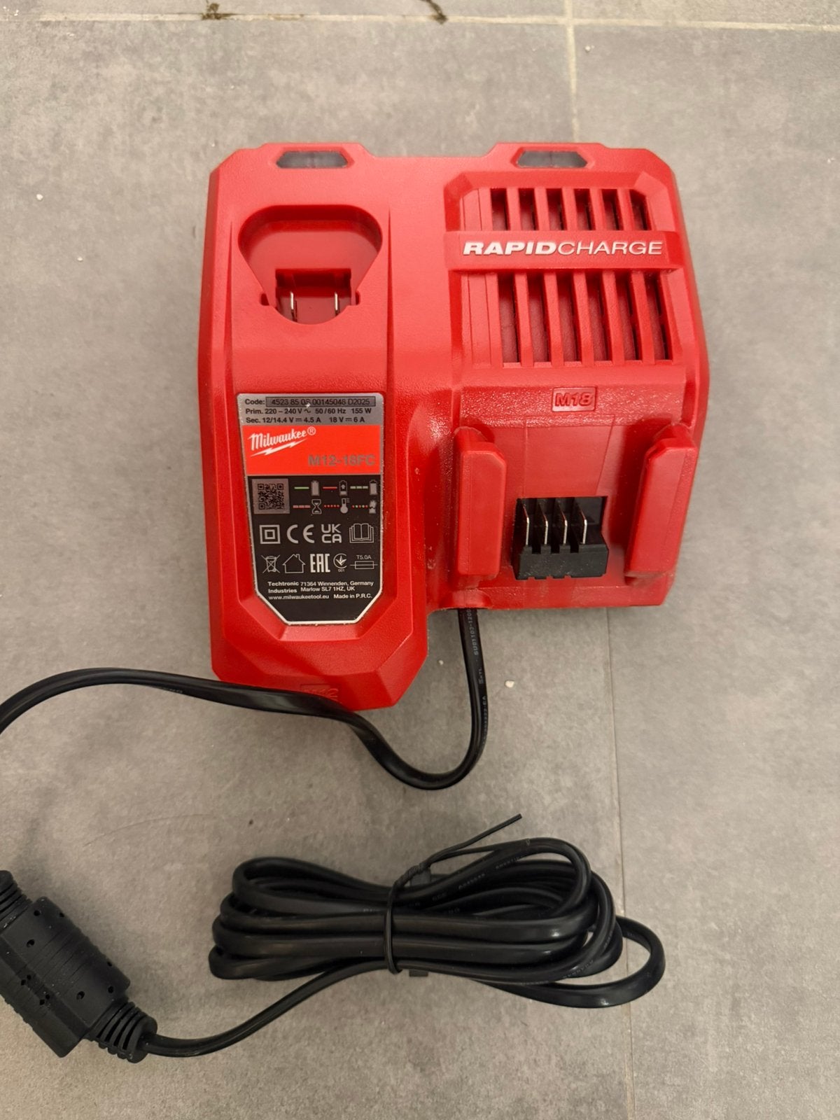 Chargeur milwaukee comme neuf, Enlèvement, Comme neuf