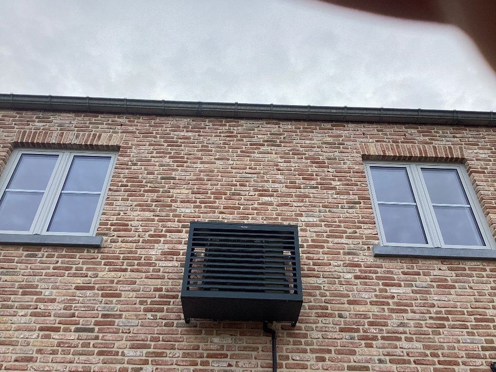 Aluminium airco-cover 1,5 jaar oud ( aanpasb. Wandhaken), Ophalen, Zo goed als nieuw, Koelen en Ontvochtigen, Wandairco