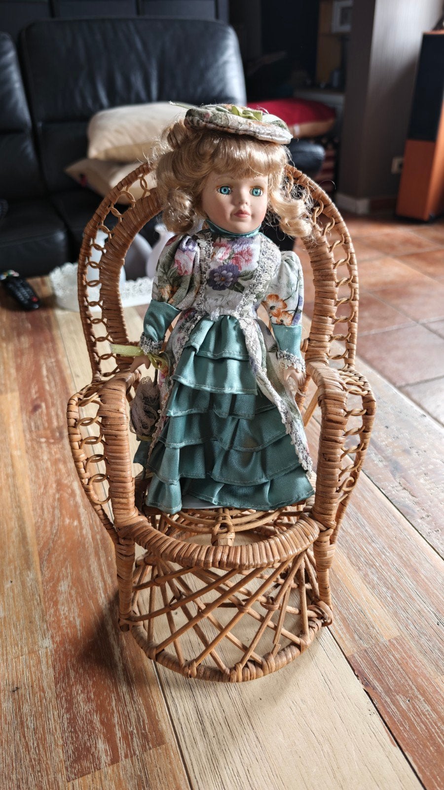 Poupée de collection avec fauteuil en osier, Collections, Enlèvement ou Envoi, Utilisé, Poupée