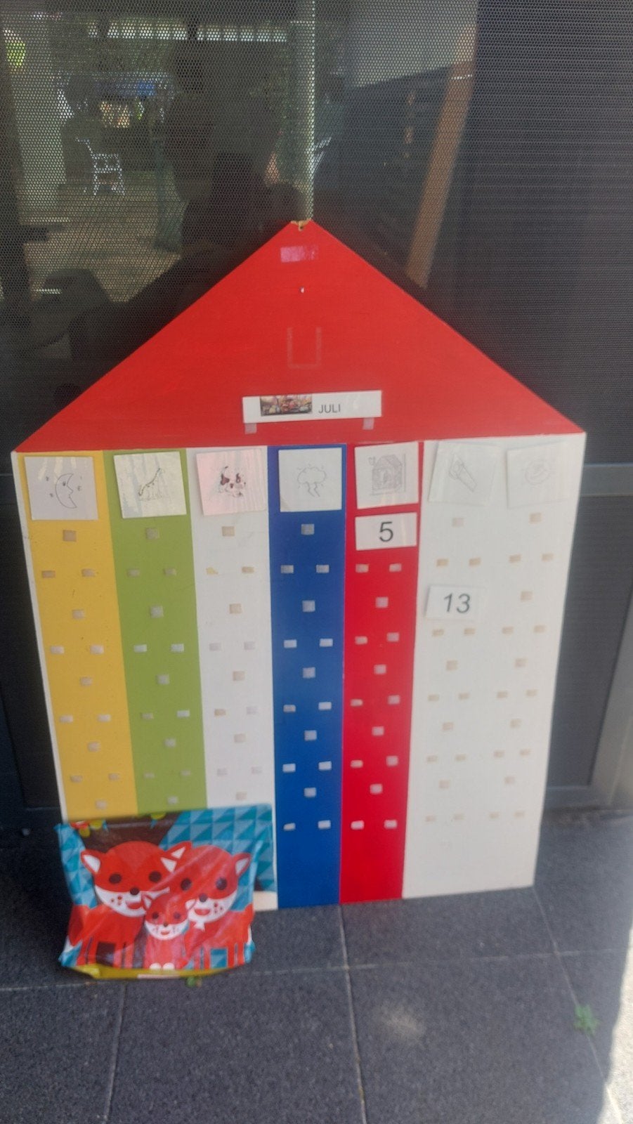 Houten kalender thuis/kleuterklas, Ophalen