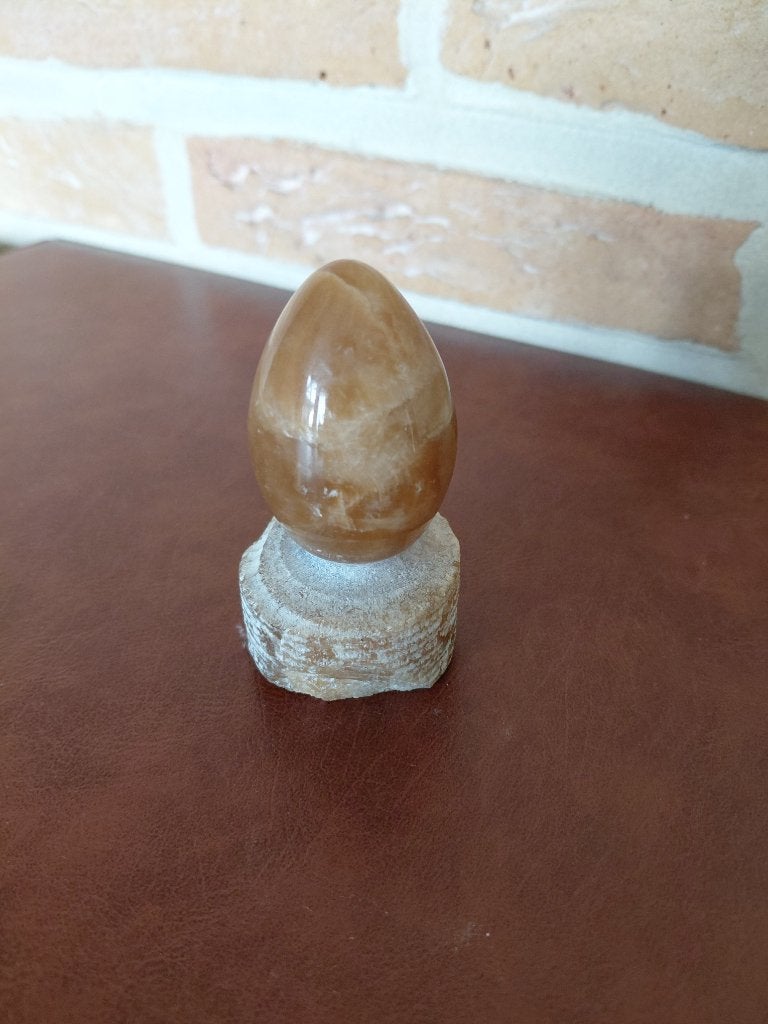 EI OP SOKKEL IN NATUURSTEEN, Ophalen, Mineraal