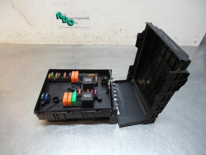 Boîte à fusibles d'un Volkswagen Caddy (Caddy 04-), Volkswagen, -, 3 mois de garantie, Utilisé