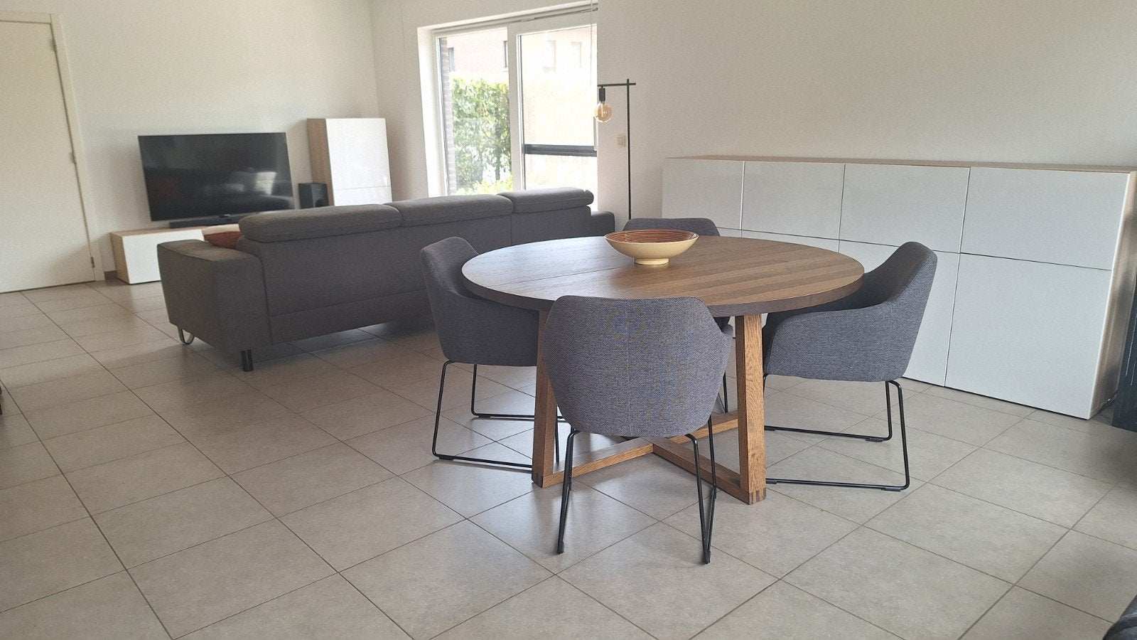 Ronde tafel 145cm + 4 kuipstoelen (Mörbylånga/Tossberg), Huis en Inrichting, Tafels | Eettafels, Ophalen, Zo goed als nieuw, Vijf personen of meer