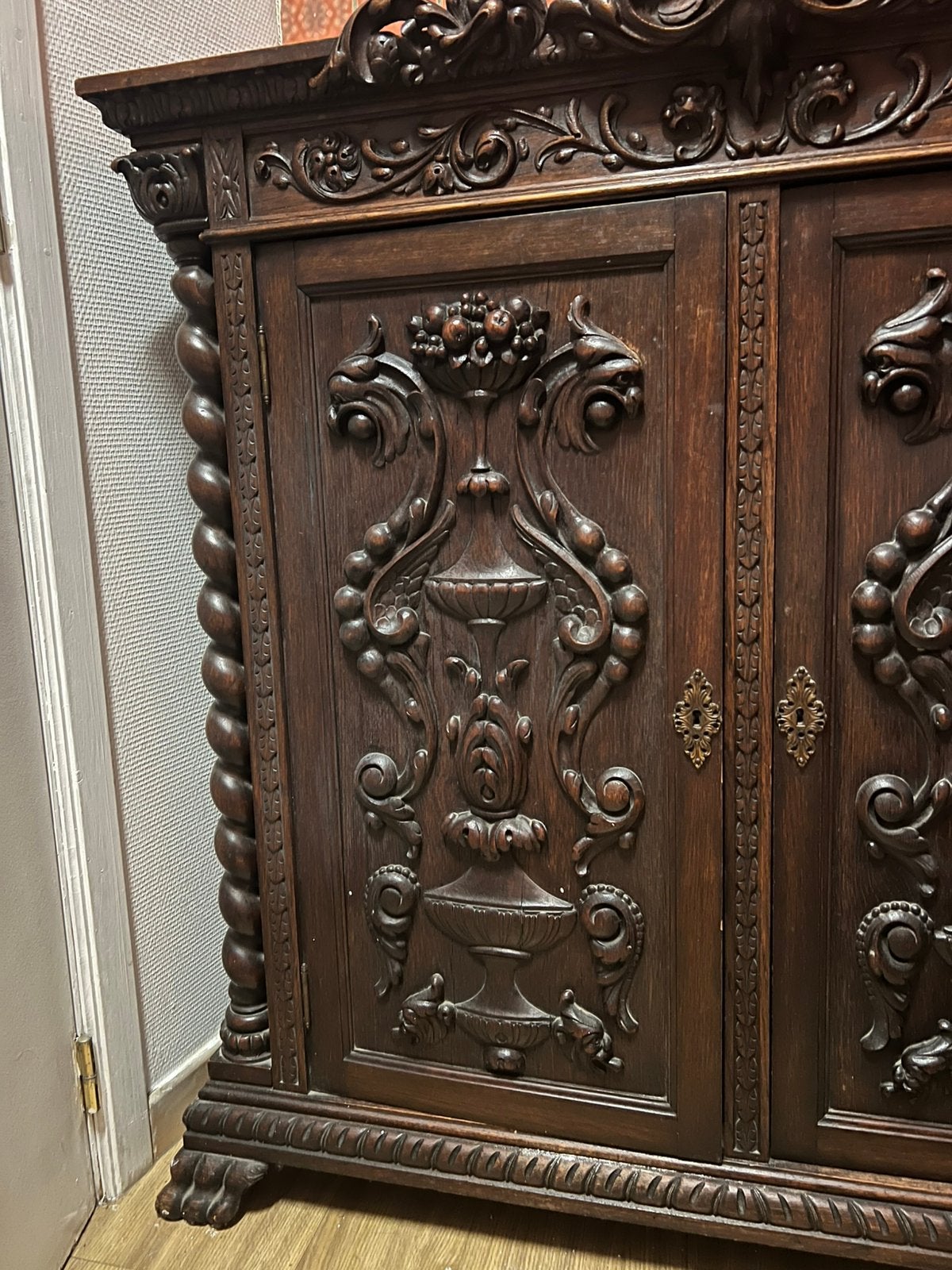 Belle armoire en noyer aux détails élégants, Enlèvement