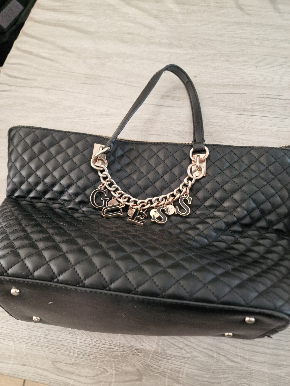 1handtas van guess, Handtassen en Accessoires, Tassen | Damestassen, Ophalen