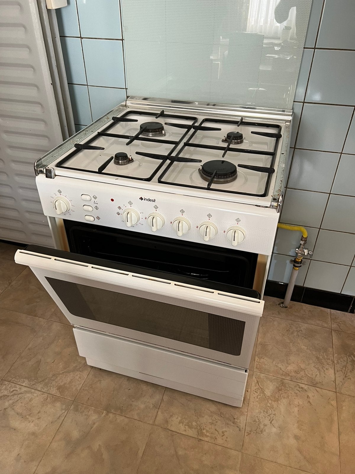 Gasfornuis op aardgas. Zeer goede staat merk Indesit, Ophalen, Zo goed als nieuw