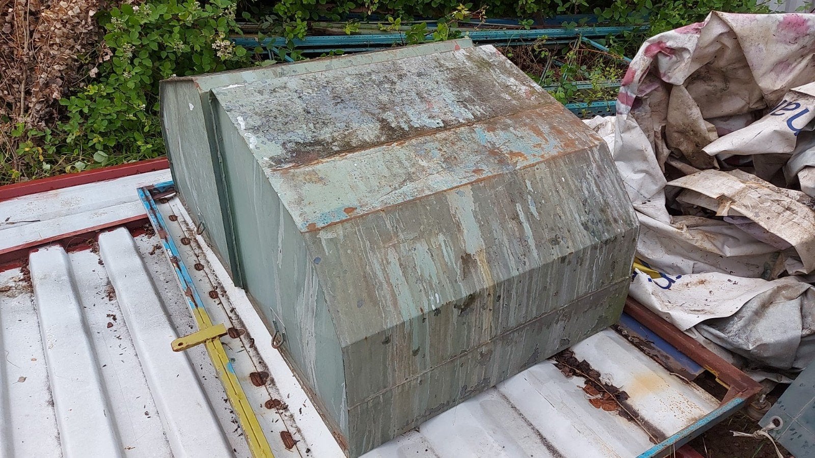 Bateau réservoirs +-600 litres de capacité lire annonce, Enlèvement